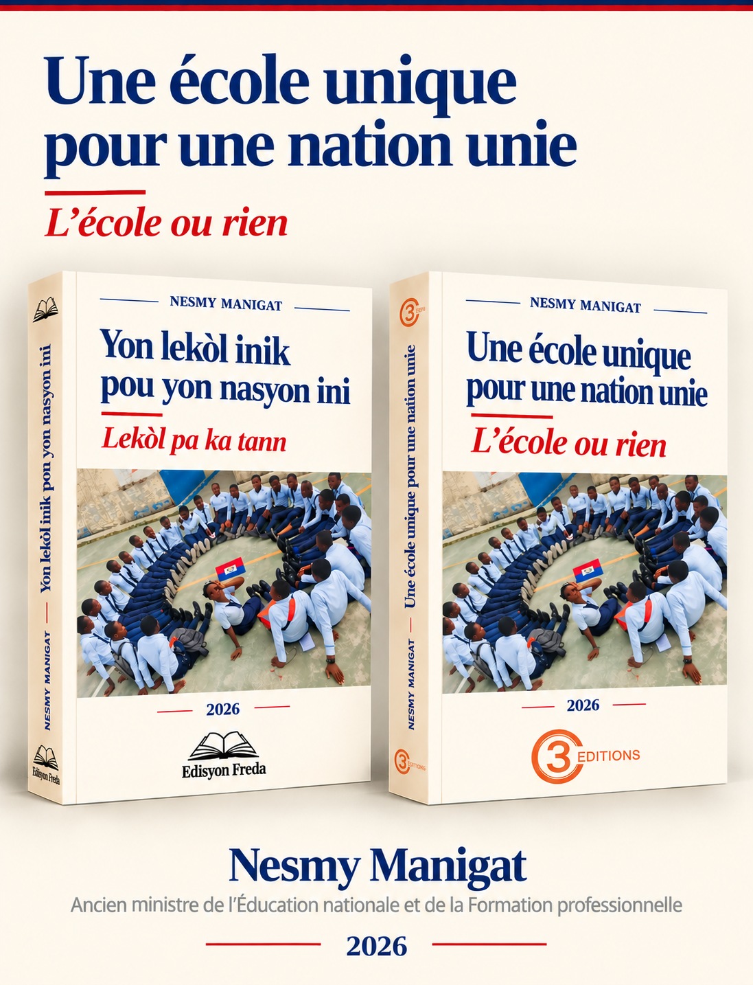 Nesmy Manigat et les éditions créole et française de son livre.